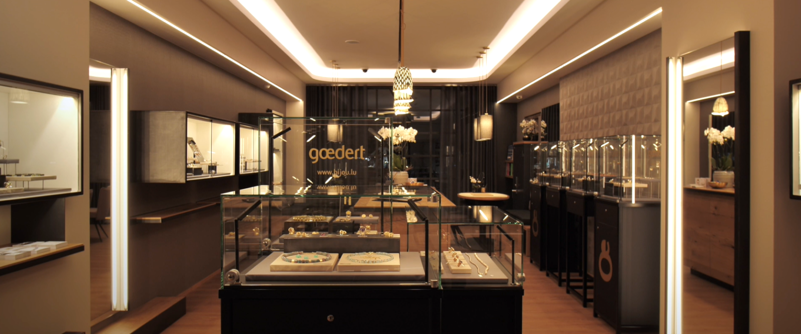 Vue de la boutique élégante de Bijouterie Goedert à Luxembourg avec ses vitrines de bijoux décorées