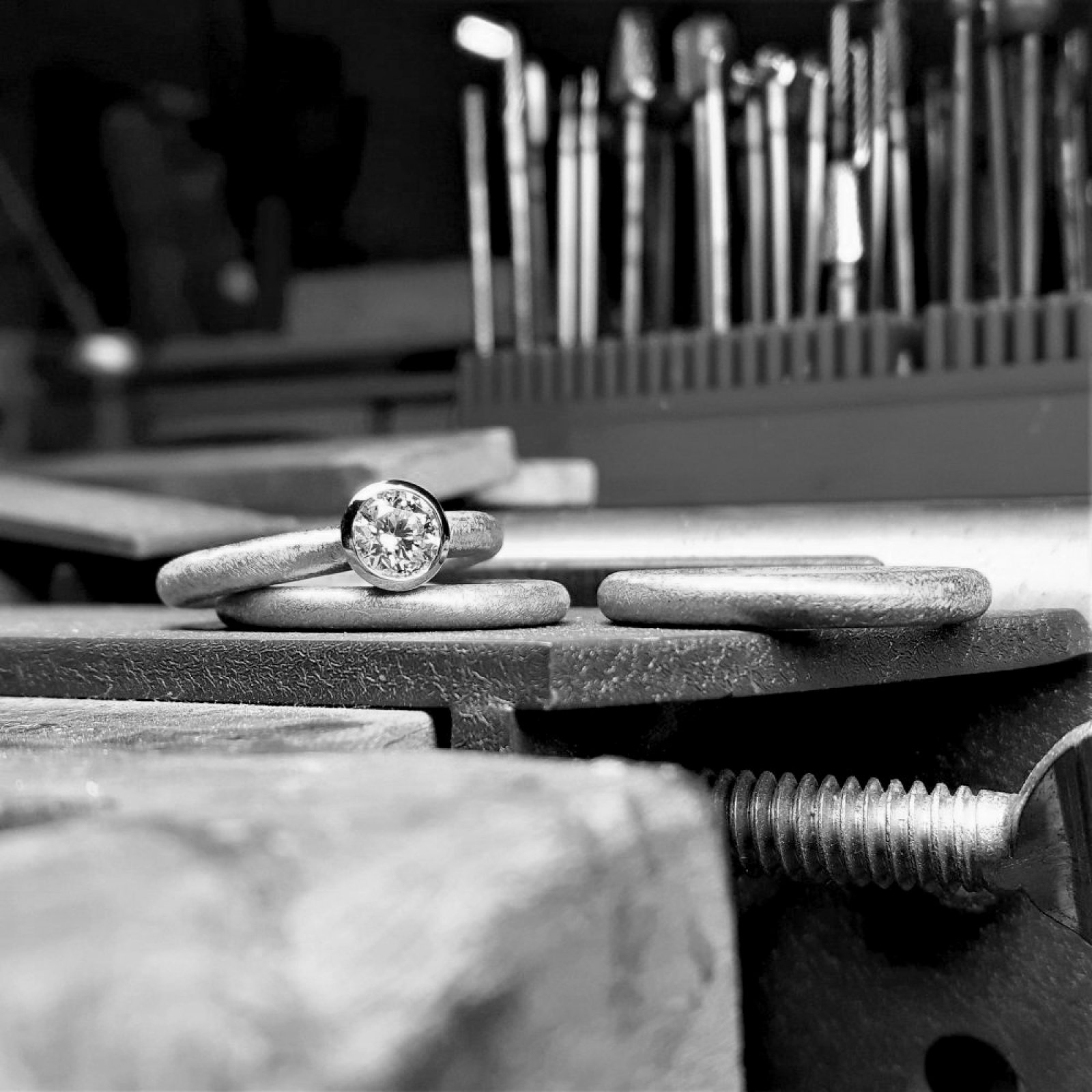 Collage de différentes scènes de l’atelier d’orfèvrerie avec outils, établi, travail manuel et bagues terminées