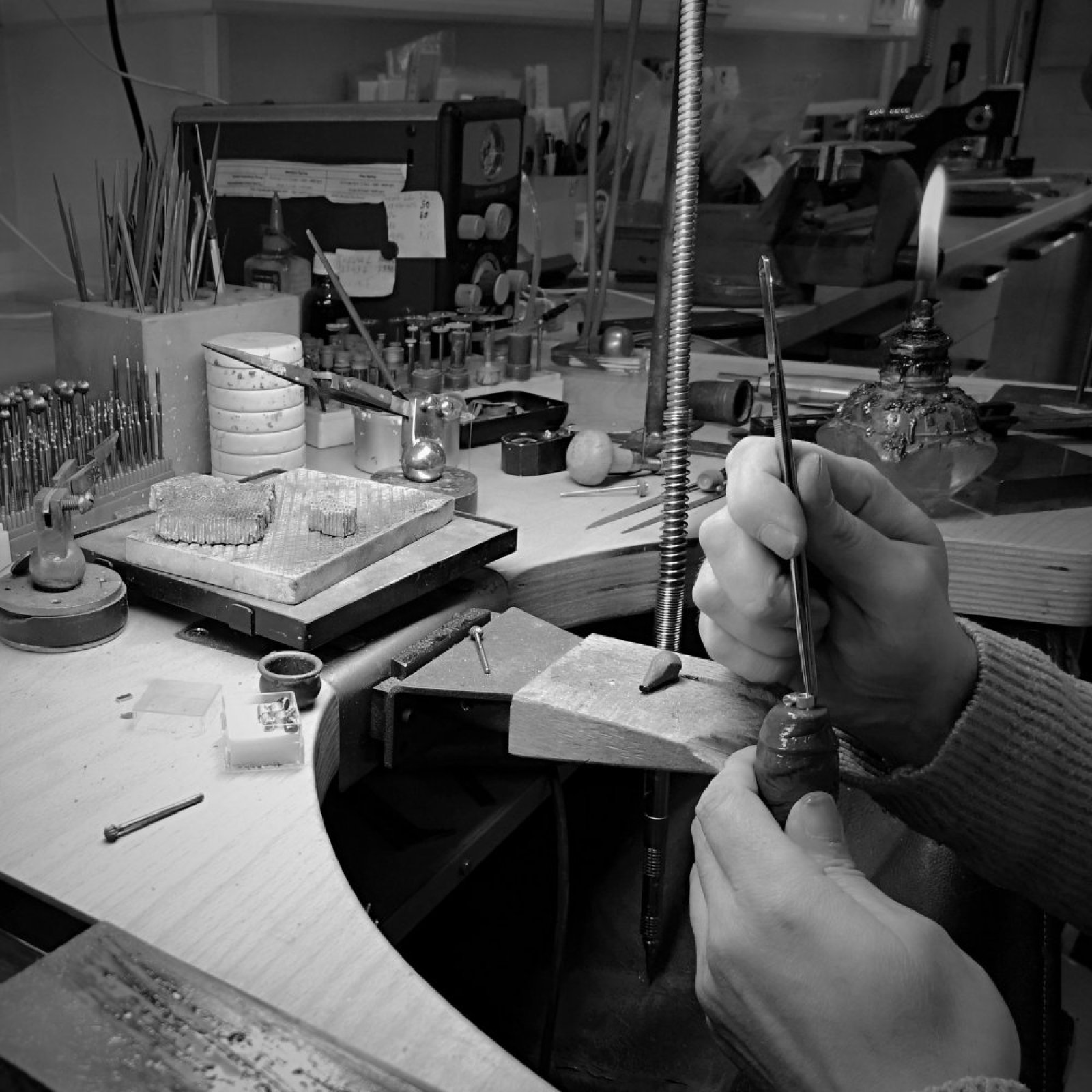 Collage de différentes scènes de l’atelier d’orfèvrerie avec outils, établi, travail manuel et bagues terminées