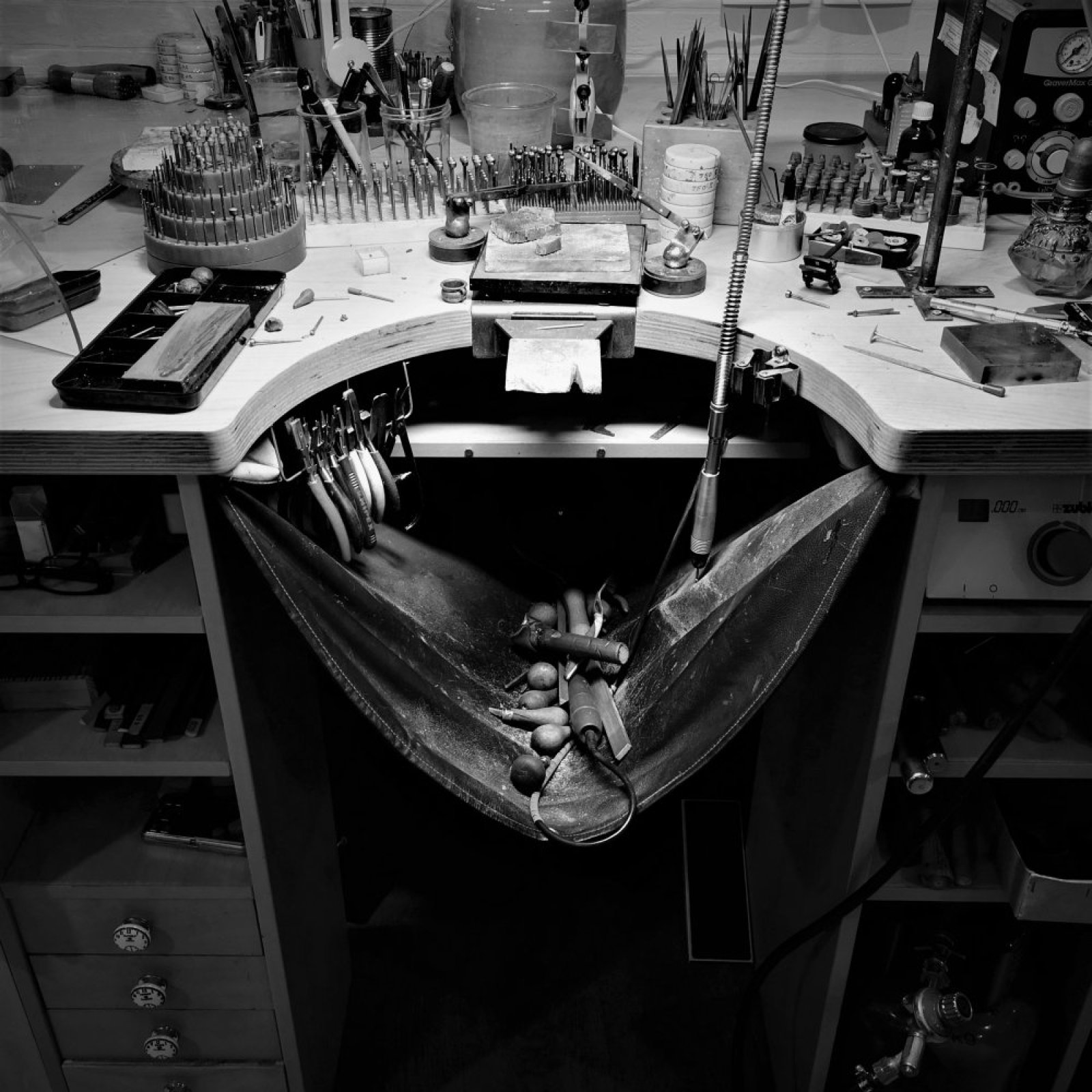 Collage de différentes scènes de l’atelier d’orfèvrerie avec outils, établi, travail manuel et bagues terminées