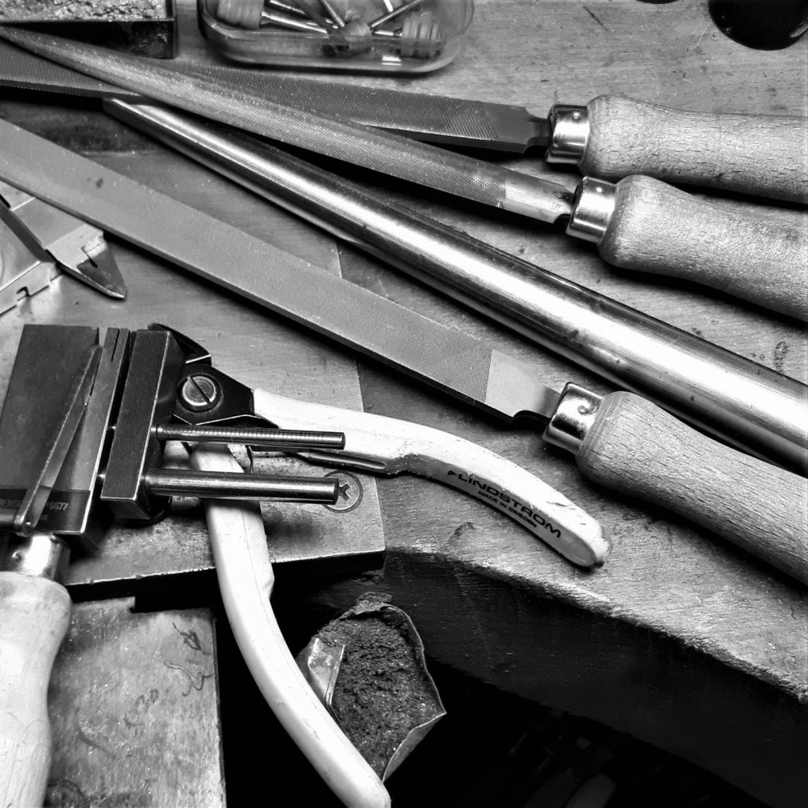 Collage de différentes scènes de l’atelier d’orfèvrerie avec outils, établi, travail manuel et bagues terminées