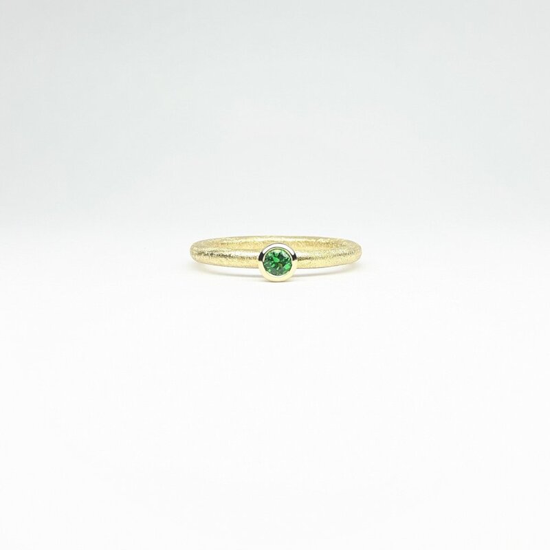 "combiring mini", or jaune 18kt et grenat tsovorite Ø3mm.