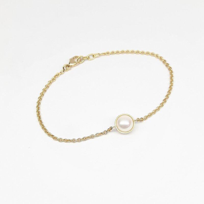 Bracelet en or jaune 18kt et perle Akoya.