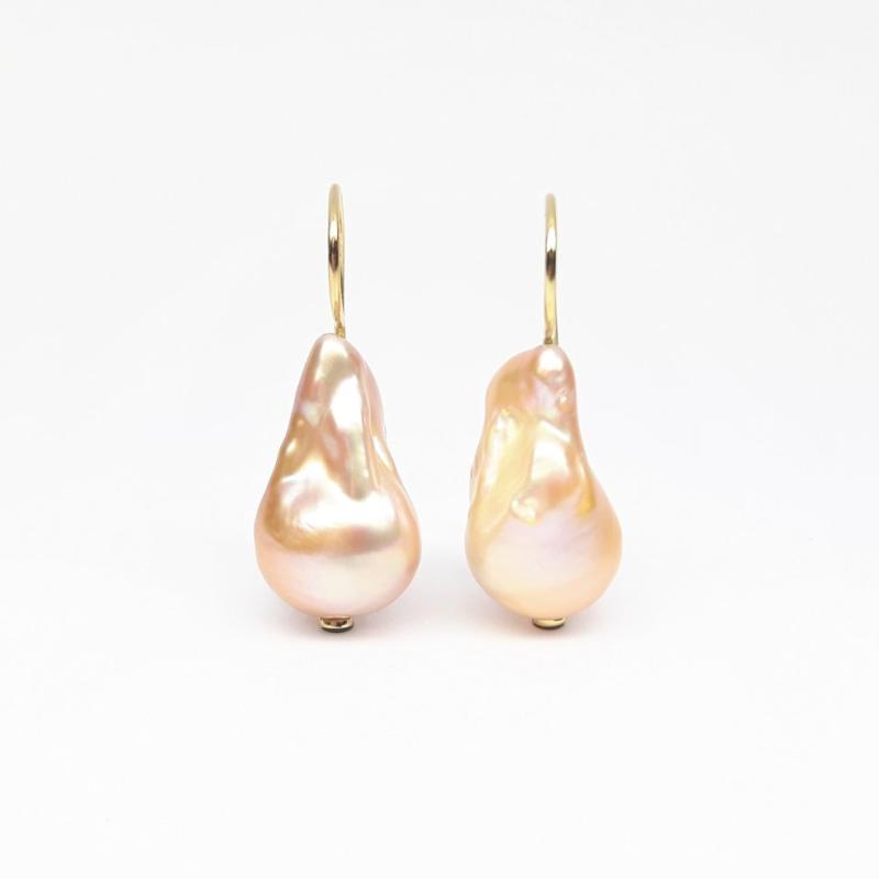 Boucles d'oreille en or jaune 18kt et perles de culture. 