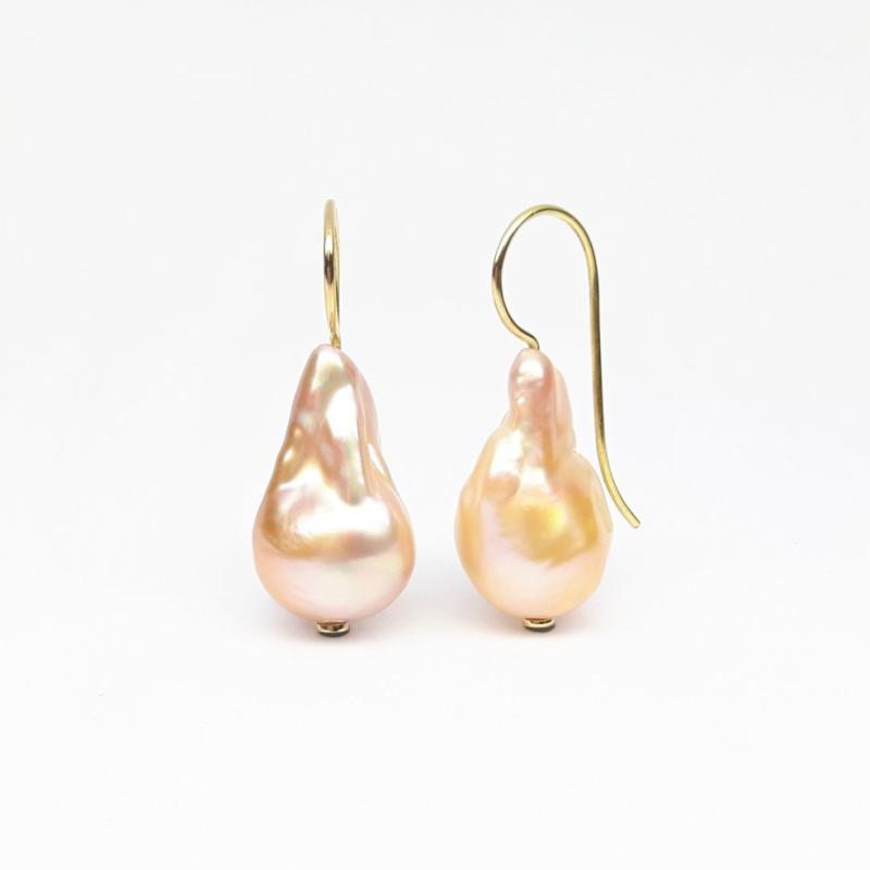 Boucles d'oreille en or jaune 18kt et perles de culture. 