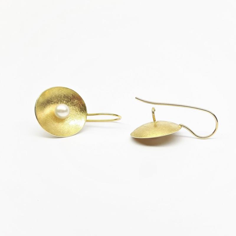 Boucles d 'oreilles en or jaune 18kt et perles de culture d'eau douce. 