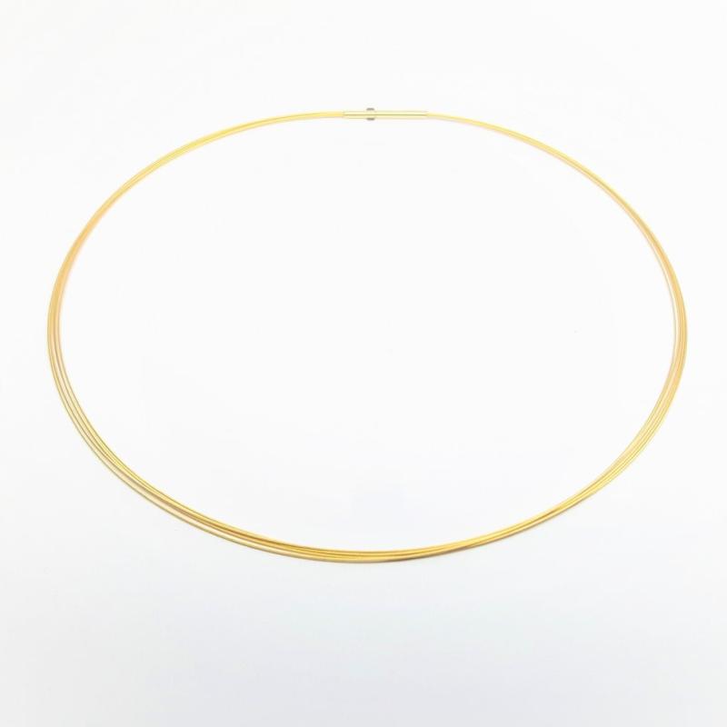 Pendentif en or jaune 18kt et aigue-marine facettée en taille princesse.