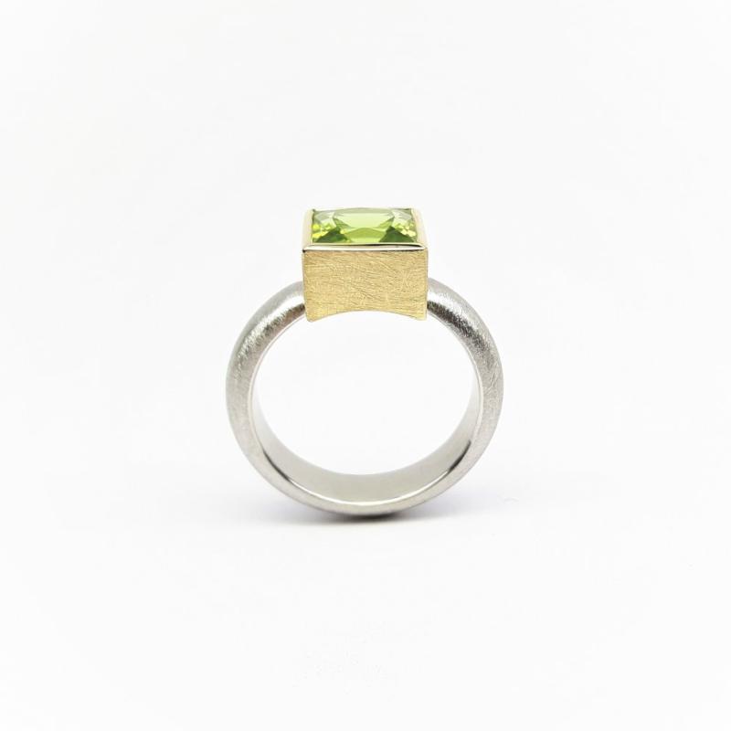 Bague en argent 925/-,  or jaune 18kt et péridot en taille princesse. pièce unique.