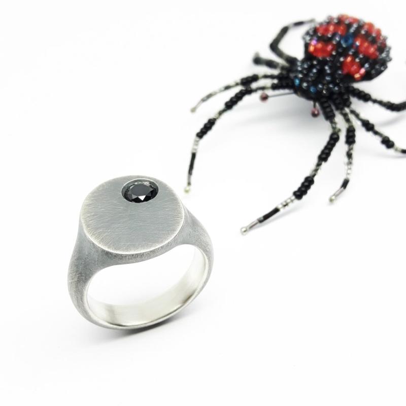 Bague homme en argent 925/-, et diamant noir. Pièce unique.