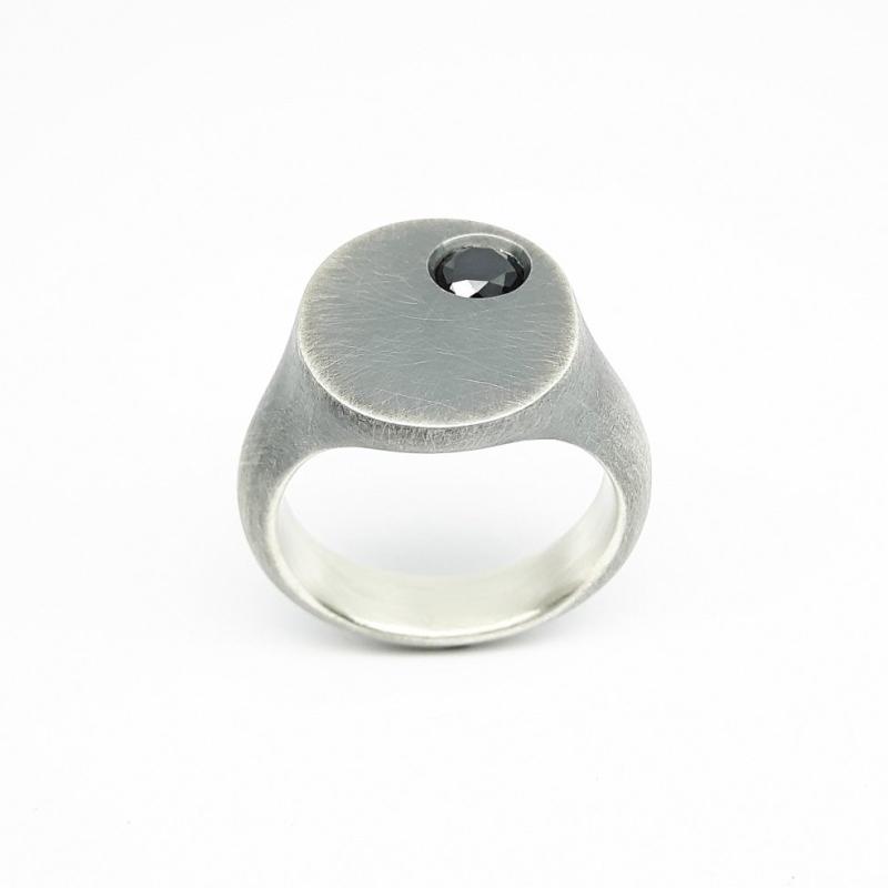 Bague homme en argent 925/-, et diamant noir. Pièce unique.