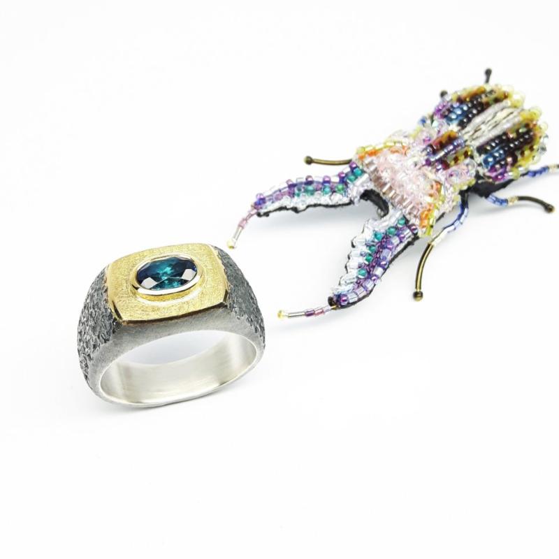 Bague homme en argent 925/-, or jaune-blanc 18kt et tourmaline indigolite. Pièce unique.