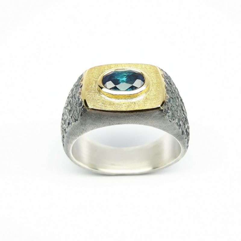 Bague homme en argent 925/-, or jaune-blanc 18kt et tourmaline indigolite. Pièce unique.