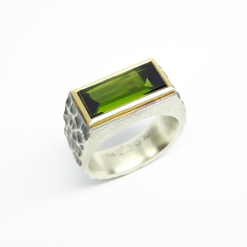 Bague homme en argent 925/-, or jaune 18kt et tourmaline verte. Pièce unique.
