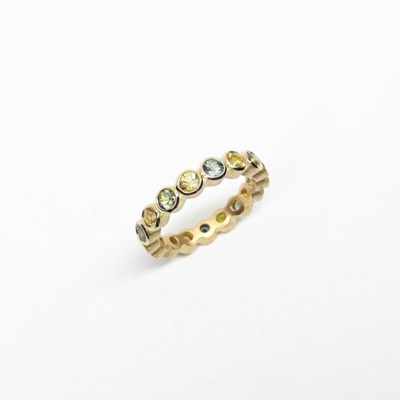 Bague en or jaune 18kt et saphirs. 