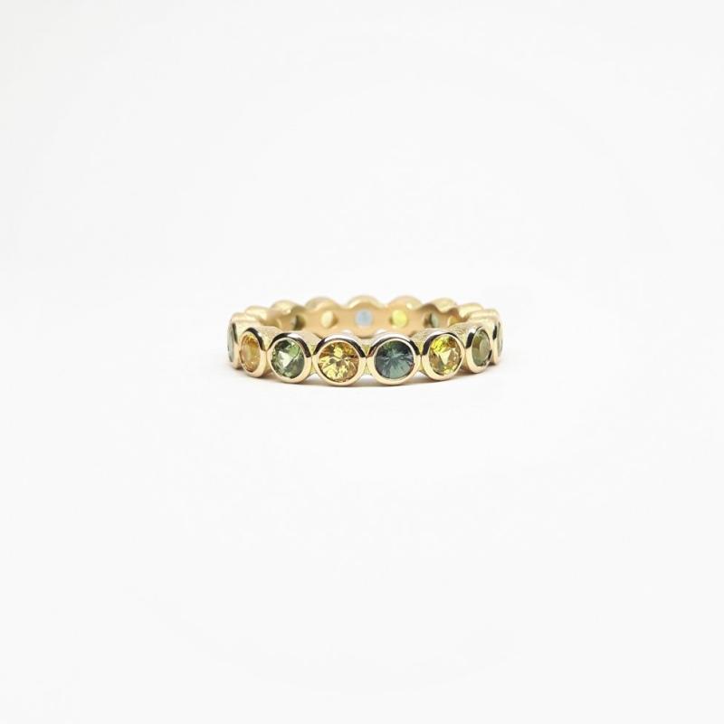 Bague en or jaune 18kt et saphirs. 