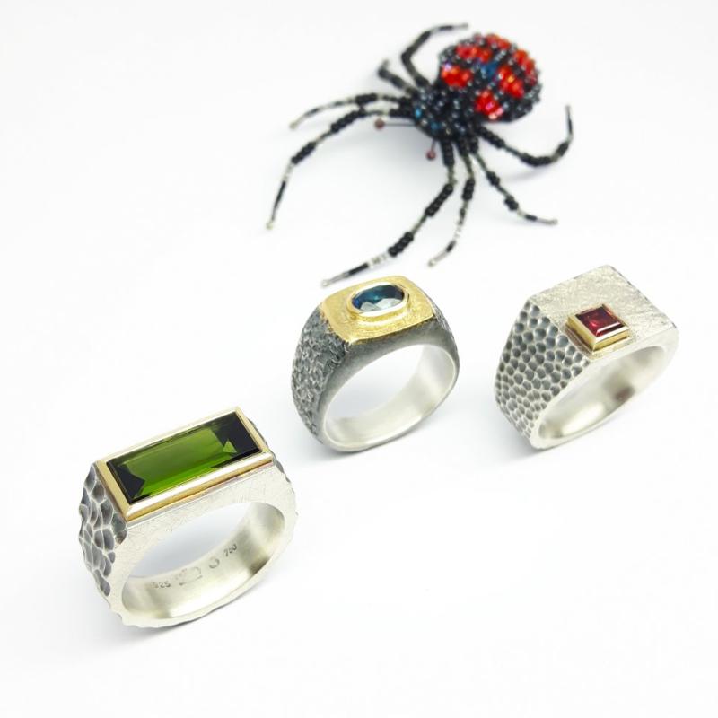 Bague homme en argent 925/-, or jaune 18kt et tourmaline verte. Pièce unique.