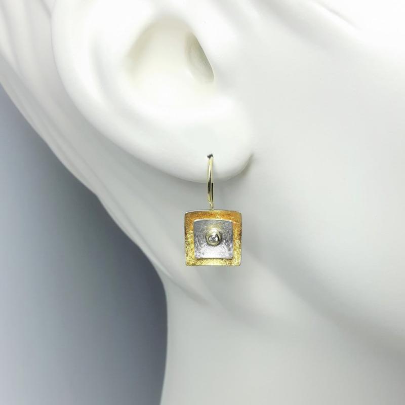 Boucle d'oreilles en or fin, or jaune 18kt, argent 925/- et diamants. 