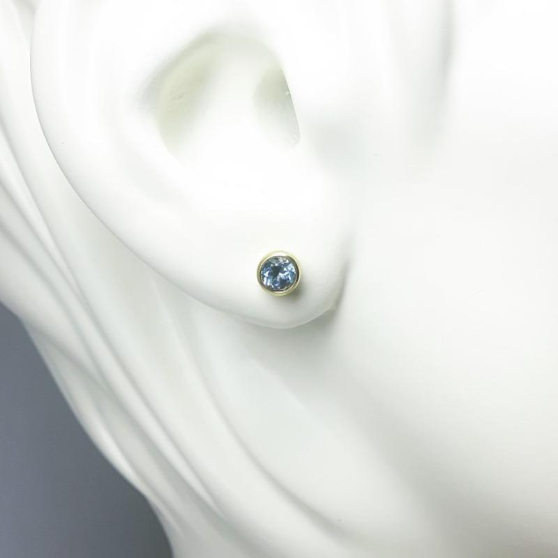 Boucles d'oreilles en or jaune 18kt et aigues-marines Ø4mm.