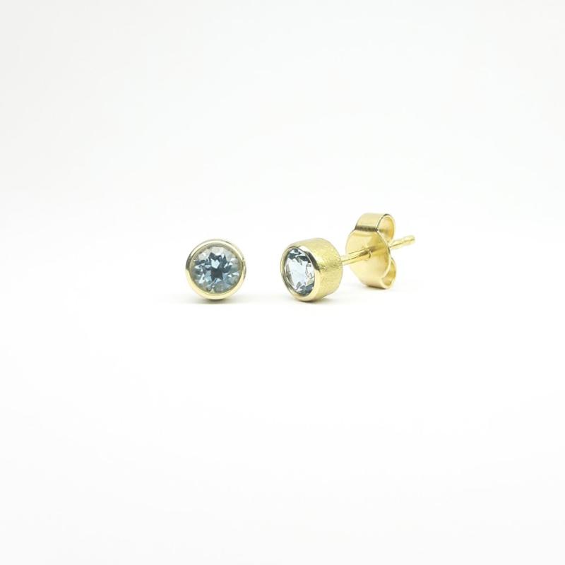 Boucles d'oreilles en or jaune 18kt et aigues-marines Ø4mm.