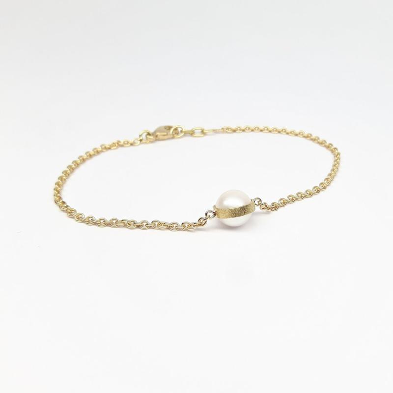 Bracelet en or jaune 18kt et perle Akoya.