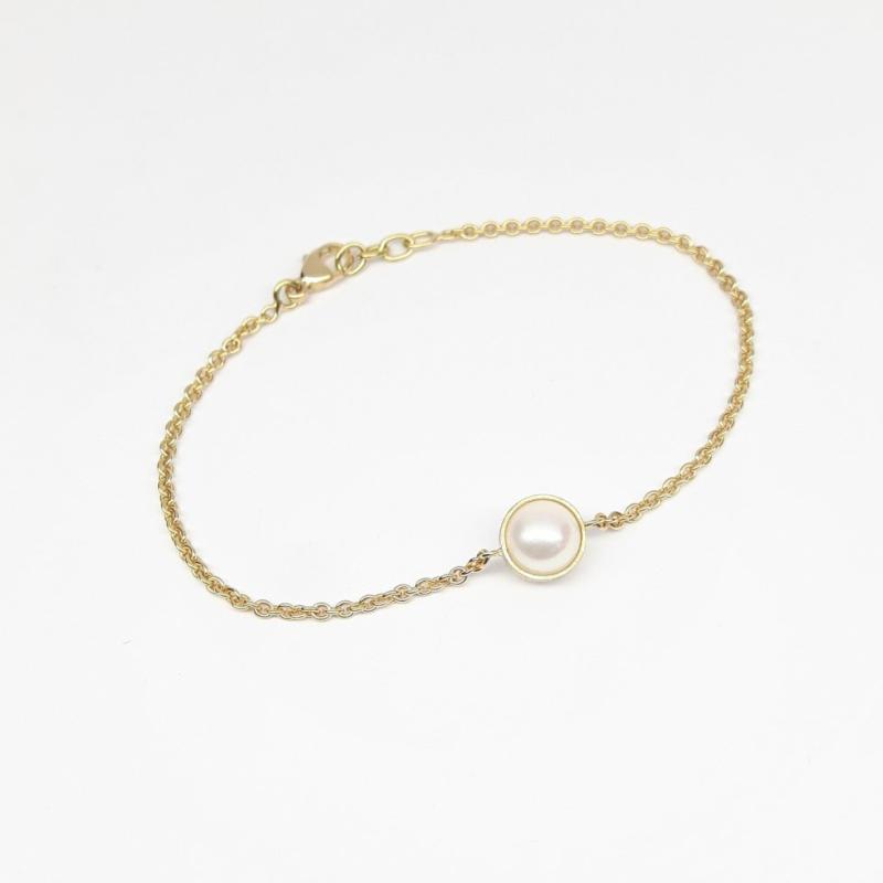 Bracelet en or jaune 18kt et perle Akoya.