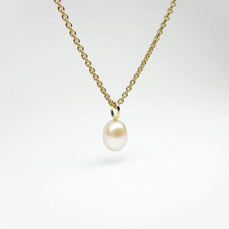 Pendentif en or jaune 18kt et perle de culture d'eau douce.