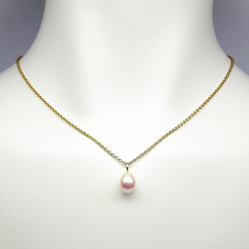 Pendentif en or jaune 18kt et perle de culture d'eau douce.